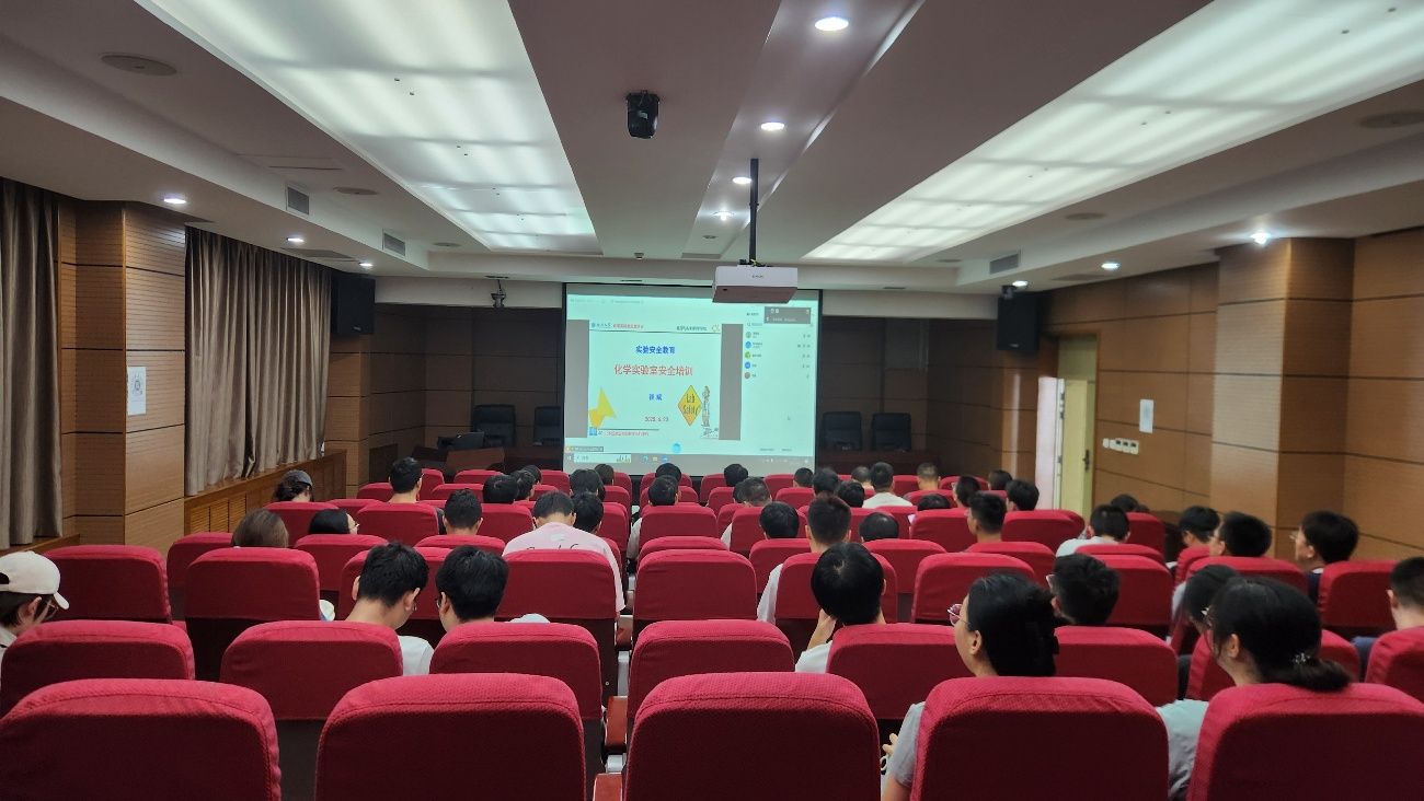 许多人在房间里中度可信度描述已自动生成